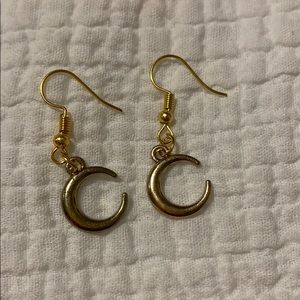 Super cute crescent moon dangle earrings